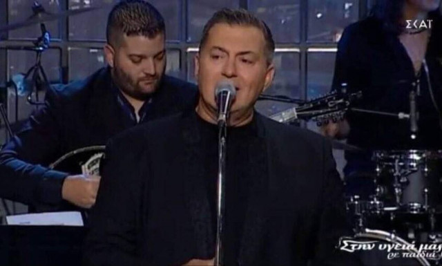 «Θα κλείσω τα μάτια»: Η ερμηνεία του Νίκου Μακρόπουλου στο αφιέρωμα για τον Άκη Πάνου 