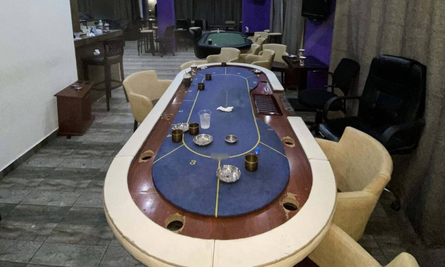 Θεσσαλονίκη: Έπαιζαν πόκερ σε λέσχη εν μέσω lockdown - 18 συλλήψεις