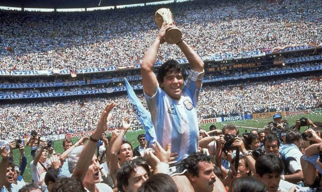 Ντιέγκο Μαραντόνα - Ανατριχίλα: Σπαράζει ο κόσμος τη στιγμή που μεταφέρεται η σορός του για νεκροψία