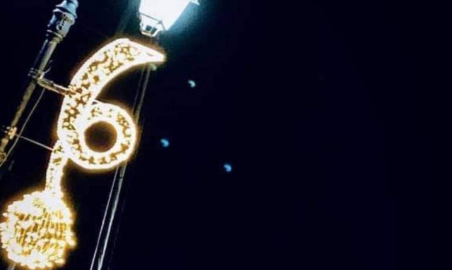 Χαλκίδα - Απίστευτο: Στα «κάγκελα» οι πολίτες με τον στολισμό στην παραλία (pic)