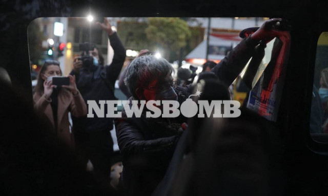 Σύνταγμα: Μικροένταση σε συγκέντρωση γυναικών για την έμφυλη βία