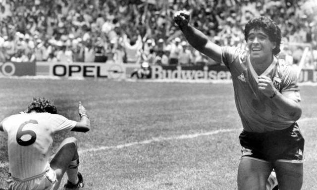 Συγκλονιστικό σκίτσο: Ο Μαραντόνα επιστρέφει το «χέρι του Θεού» στον κάτοχό του (pic)