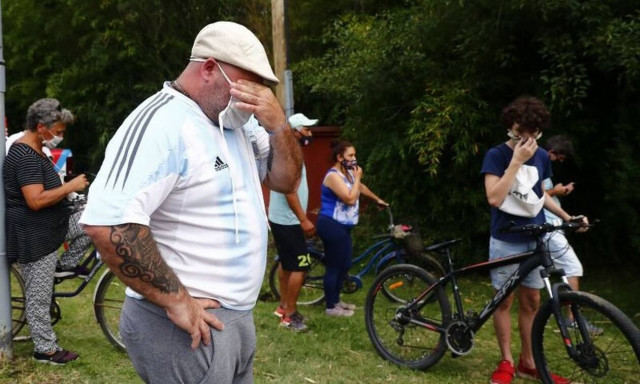 Ντιέγκο Μαραντόνα: Θρήνος στην Αργεντινή – Κλαίει στους δρόμους ο κόσμος (vids+pics)