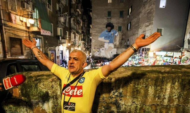 Ντιέγκο Μαραντόνα: Ανατριχιαστικές στιγμές στη Νάπολη – Το «Σαν Πάολο» θα πάρει το όνομά του