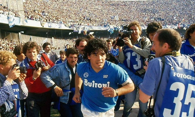 Ντιέγκο Μαραντόνα: Η Νάπολι θρηνεί την απώλεια του «Θεού» της (photo)