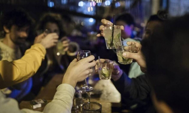 Lockdown - Πάτρα: Πάνω από 13.000 ευρώ τα πρόστιμα - Έκαναν πάρτι στην αυλή