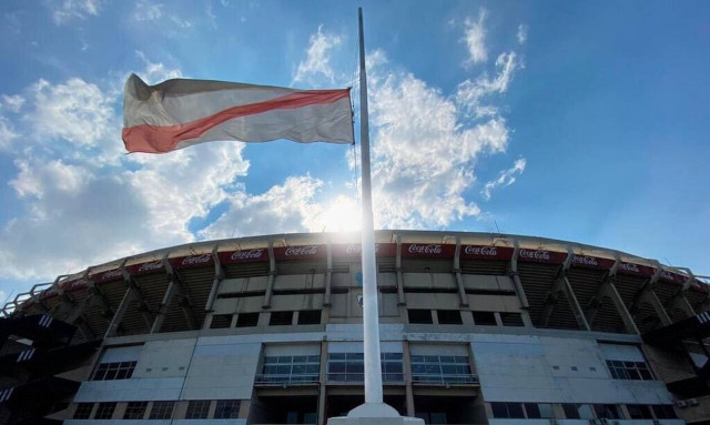 Ντιέγκο Μαραντόνα: Μεσίστια η σημαία της... μισητής Ρίβερ Πλέιτ (photos)