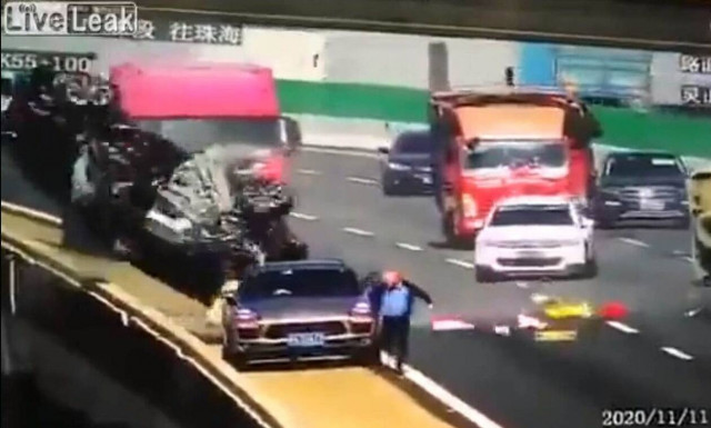 Τρομακτικό ατύχημα: Aυτοκίνητο πέφτει από γέφυρα