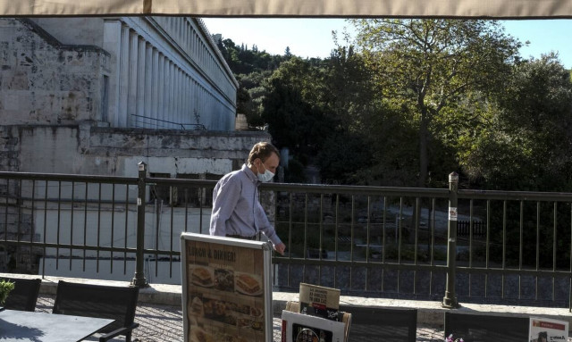 Κρούσματα σήμερα: Φόβοι για νέα αύξηση διασωληνωμένων, ψηλά και σήμερα οι νεκροί