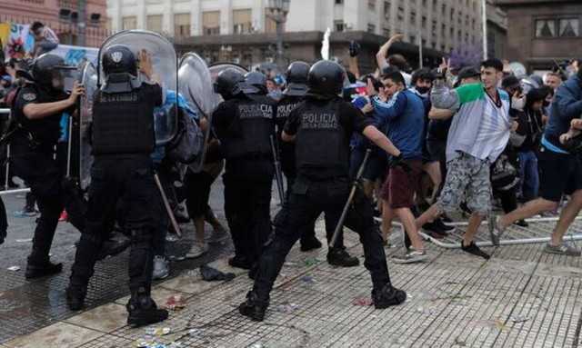 Κηδεία Μαραντόνα LIVE: Επεισόδια και χάος στην Αργεντινή – Σταμάτησε το λαϊκό προσκύνημα