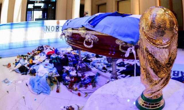 Ντιέγκο Μαραντόνα: Στην τελευταία του κατοικία ο «Θεός» της μπάλας – «Λύγισε» όλος ο πλανήτης