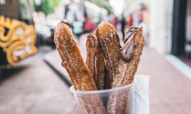 Φτιάξε μόνη σου churros με σοκολάτα χωρίς να χρησιμοποιήσεις τον φούρνο σου