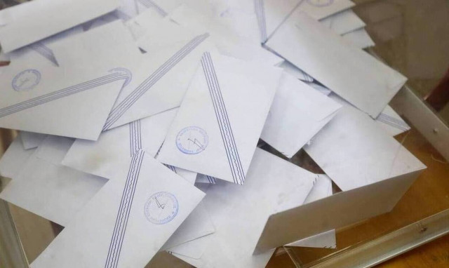 Δημοσκόπηση: Κυριαρχούν Μητσοτάκης και ΝΔ - Τι λένε οι πολίτες για το εμβόλιο και την οικονομία