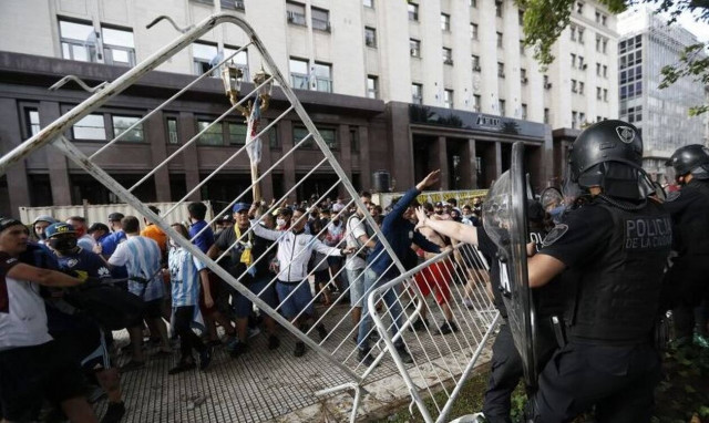 Κηδεία Μαραντόνα LIVE: Εκτός ελέγχου η κατάσταση στο Μπουένος Άιρες - Ξύλο, δακρυγόνα και χάος