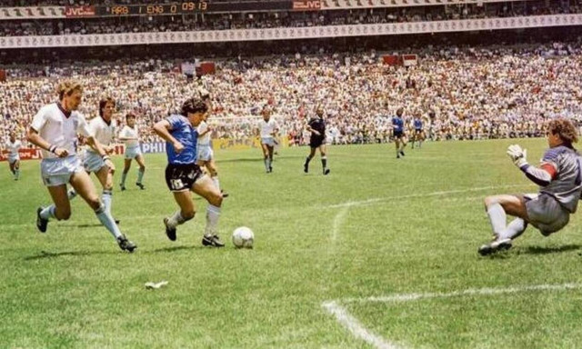 Ντιέγκο Μαραντόνα: Ύμνοι από τον Μακρόν γιατί «κέρδισε την Αγγλία της Θάτσερ»