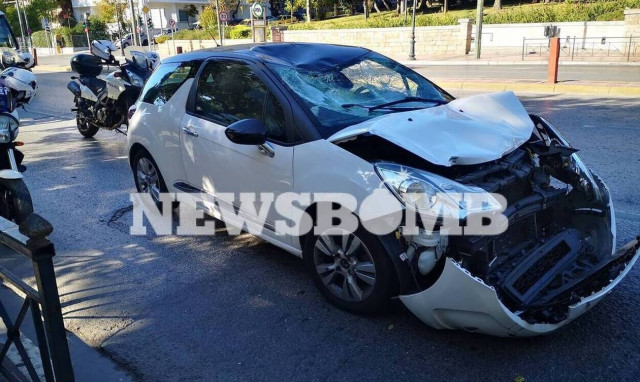 Τροχαίο στη Βασιλίσσης Σοφίας: Ι.Χ. συγκρούστηκε με μηχανή της ΕΛ.ΑΣ - Δύο τραυματίες