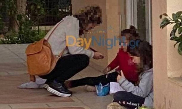 Ρέθυμνο - Εικόνες ντροπής: Μητέρα με 2 παιδιά σε πεζούλι για να παρακολουθήσουν τα μαθήματα (pics)