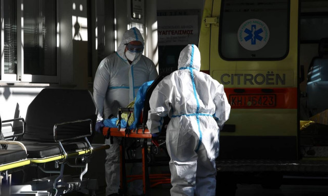 Κρούσματα σήμερα: Αγωνία για «κόκκινες» περιοχές και ΜΕΘ - Στα όριά του το ΕΣΥ