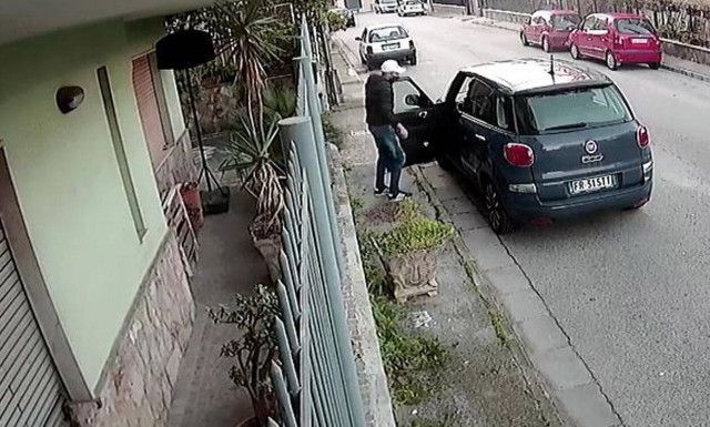 Δείτε μία απίστευτη κλοπή αυτοκινήτου στην Ιταλία (vid)