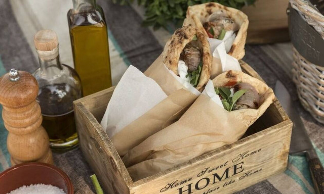Άκης Πετρετζίκης: Σουβλάκι χοιρινό (Kebab)