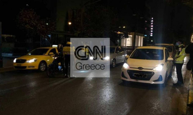 Lockdown: Αιφνιδιαστικοί έλεγχοι της Τροχαίας σε οδηγούς στη διασταύρωση Αλεξάνδρας και Πανόρμου