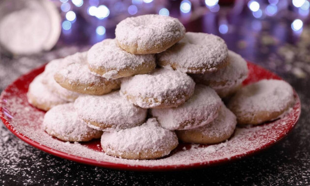 Άκης Πετρετζίκης: Παραδοσιακοί κουραμπιέδες