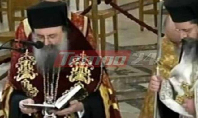 Κορονοϊός – Πάτρα: Ο Μητροπολίτης προσεύχεται γονατιστός για τη σωτηρία από την πανδημία