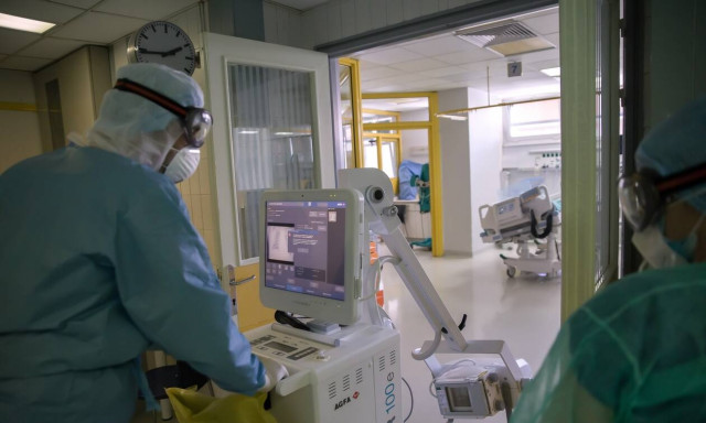 Κορονοϊός - Θεσσαλονίκη: Ξεκίνησε η μεταφορά ασθενών σε ιδιωτική κλινική που επιτάχθηκε