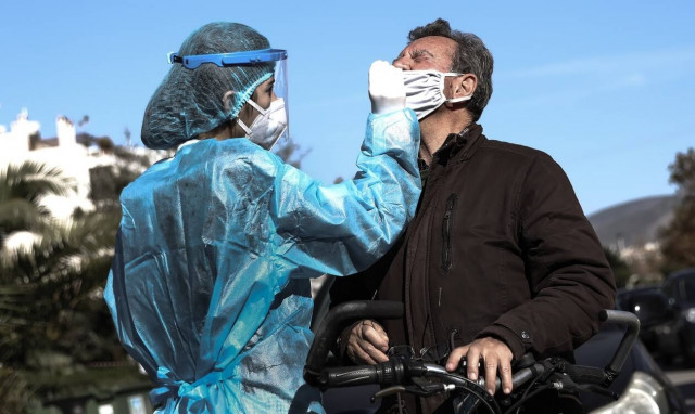 ΣΥΡΙΖΑ: Ερωτήματα για την συρρίκνωση του αριθμού των τεστ - «Ποια  σκοπιμότητα εξυπηρετεί;»