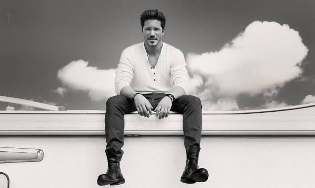 «Εμένα να ακούς»: Κυκλοφόρησε η νέα επιτυχία του Νίκου Οικονομόπουλου!