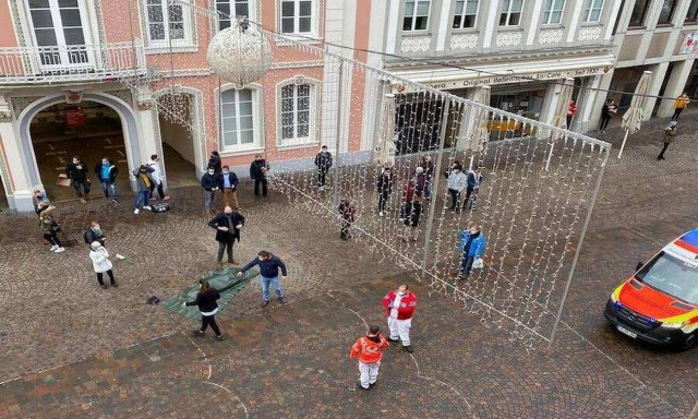 Γερμανία: Σοκάρουν οι εικόνες από την τραγωδία - Το αυτοκίνητο πέταξε ανθρώπους στον αέρα