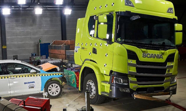 Για ποιο λόγο ένα VW Golf πέφτει με ταχύτητα πάνω σε ένα ηλεκτρικό Scania;