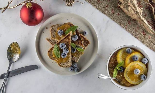 Άκης Πετρετζίκης: Χριστουγεννιάτικη μαρμελάδα