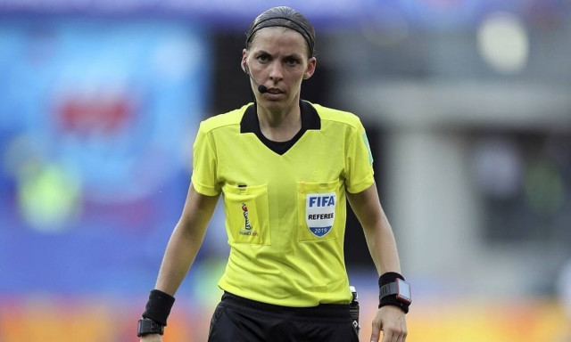 Champions League: Έγραψε ιστορία η Στεφανί Φραπάρ - Η πρώτη γυναίκα διαιτητής! (video)