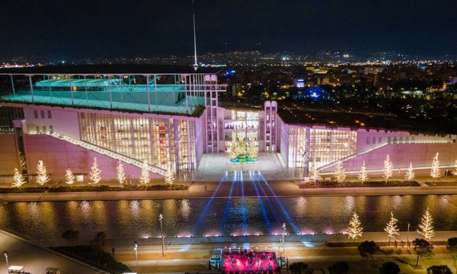 Ίδρυμα Σταύρος Νιάρχος: Σαν παραμύθι! Στολίστηκε για τα Χριστούγεννα (pics)