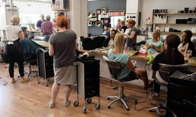 Άρση lockdown: Ανοίγουν τα κομμωτήρια – Δείτε πότε