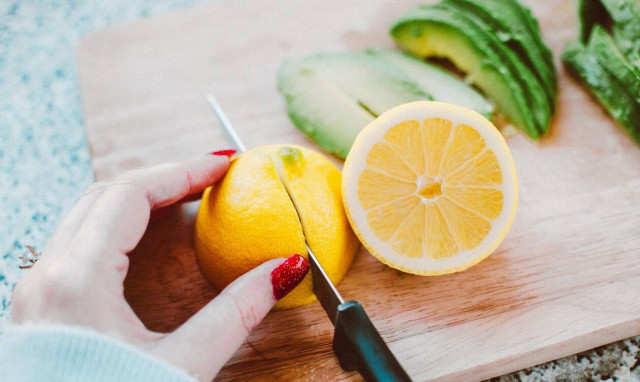 Θες όμορφα και λαμπερά μαλλιά; Βάλε το λεμόνι στη ζωή σου