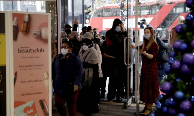 Κορονοϊός – Αγγλία: Χαμός στο Λονδίνο μετά την άρση του lockdown - Ουρές έξω από τα καταστήματα
