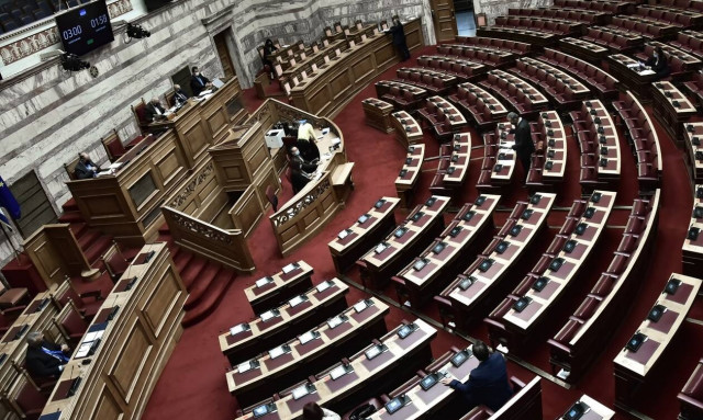 Στη Βουλή η τροπολογία για δεύτερη ευκαιρία ρύθμισης χρεών και κατάθεση πινακίδων από το σπίτι