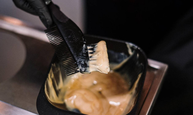 Πέντε βαφές μαλλιών με τις οποίες μπορείς να βάψεις τα μαλλιά στο σπίτι