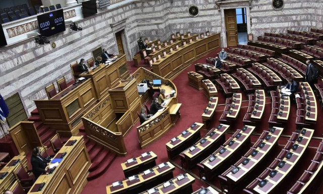 Στη Βουλή η τροπολογία για δεύτερη ευκαιρία ρύθμισης χρεών και κατάθεση πινακίδων από το σπίτι