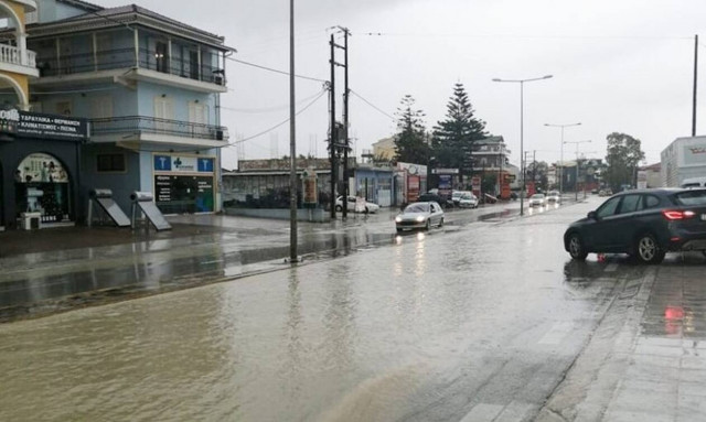 Καιρός: «Άνοιξαν» οι ουρανοί στη Ζάκυνθο - Ποτάμια οι δρόμοι (pics)