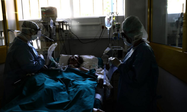 Κορονοϊός: Σήμα κινδύνου από τον Εξαδάκτυλο - Οι διασωληνωμένοι μπορεί να φτάσουν τους 900!