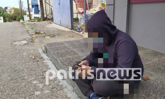 Κορονοϊός - Αμαλιάδα: Τηλεκπαίδευση στο πεζοδρόμιο για 12χρονο μαθητή