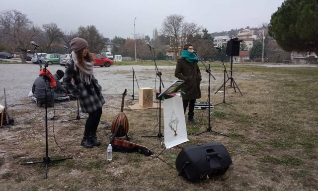 Νότα αισιοδοξίας: Έπαιξαν μουσική για ασθενείς και προσωπικό του «Παπανικολάου» (vid)