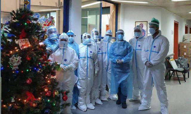 Συγκίνηση στο Ιπποκράτειο Θεσσαλονίκης: Γιατροί και νοσηλευτές στόλισαν κι ευχήθηκαν στους ασθενείς