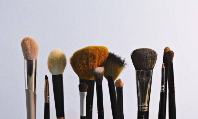 Αυτός είναι ο πιο εύκολος τρόπος να πλύνεις τα εργαλεία μακιγιάζ