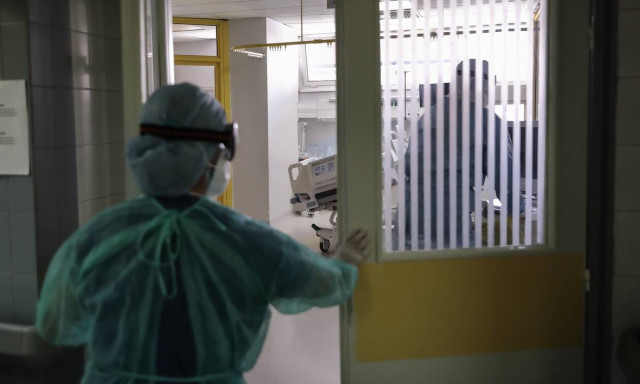 Greece confirms 1,667 new coronavirus infections on Friday; current intubations at 612