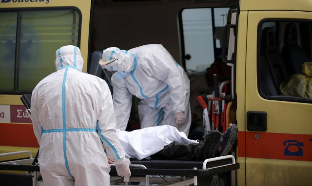 Κρούσματα σήμερα: Γιατί δεν υποχωρούν οι αριθμοί – Αγωνία για τη σημερινή ημέρα