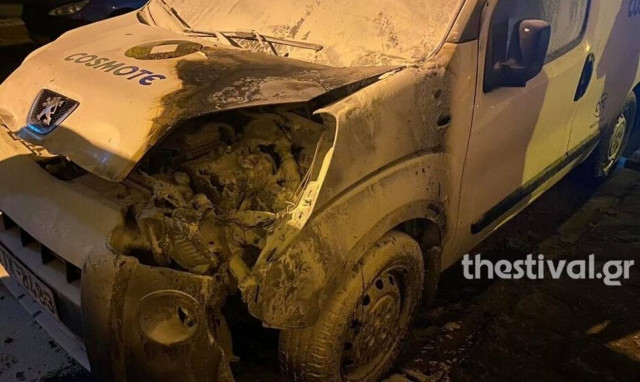 Θεσσαλονίκη: Εμπρηστική επίθεση σε όχημα εταιρείας κινητής τηλεφωνίας (pics)